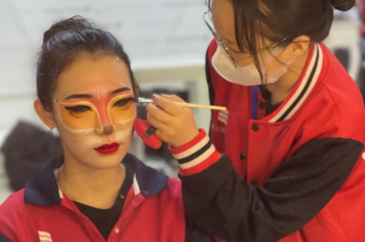 廣西彩妝造型培訓學校：創(chuàng)意妝容練習