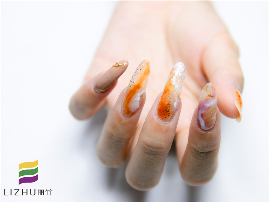 美甲封層使用方法，廣西美甲培訓(xùn)機(jī)構(gòu)教你