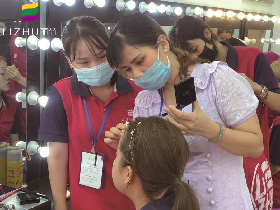 秋季化妝起皮怎么辦？廣西彩妝造型學(xué)校幫你想辦法