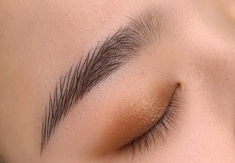 眉頭漸變不自然？南寧紋繡學(xué)習(xí)中心幫你分解