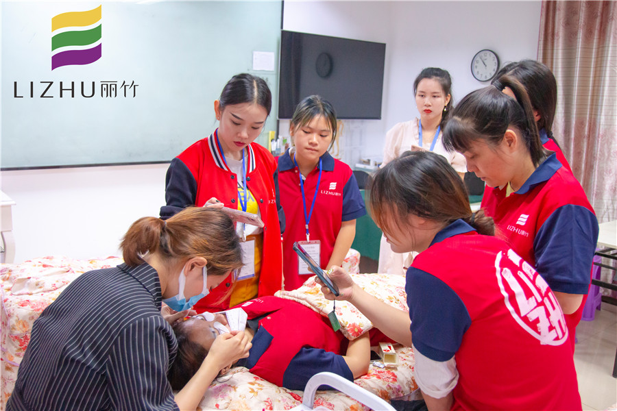 燙睫毛的步驟，廣西美甲美睫培訓(xùn)班演示手法