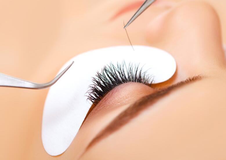 接睫毛如何防止過敏？南寧美甲美睫培訓(xùn)班告訴你