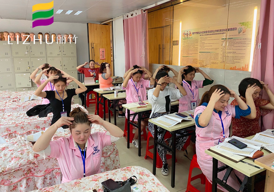 美容學(xué)員如何練習(xí)手法？廣西專業(yè)美容培訓(xùn)給你示范