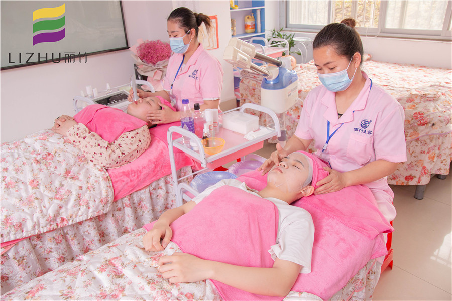 曬后如何修復(fù)皮膚？廣西美容學(xué)校演示給你看