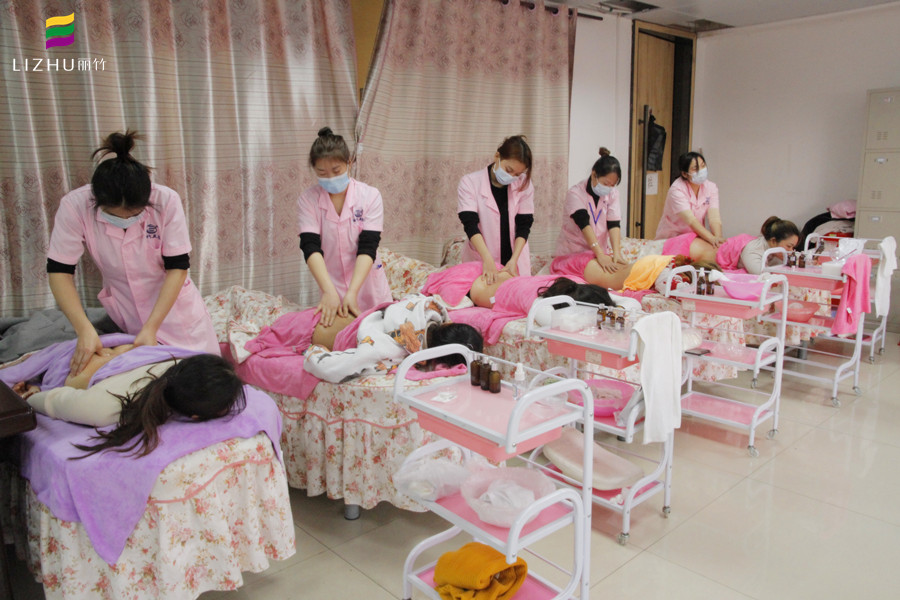 美容師如何練習(xí)自己的手？南寧學(xué)美容教你