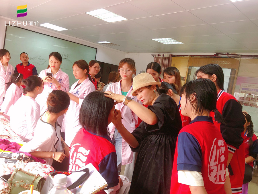 “一分鐘畫眉”，廣西紋繡培訓(xùn)班正在示范