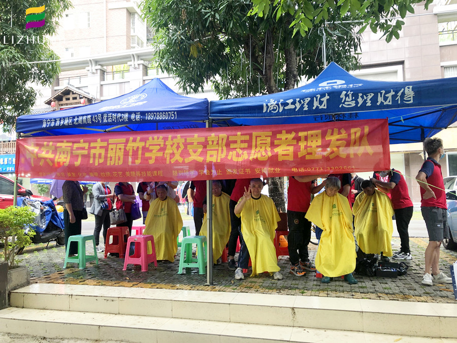 廣西美發(fā)學(xué)校公益：為社區(qū)居民理發(fā)，義不容辭