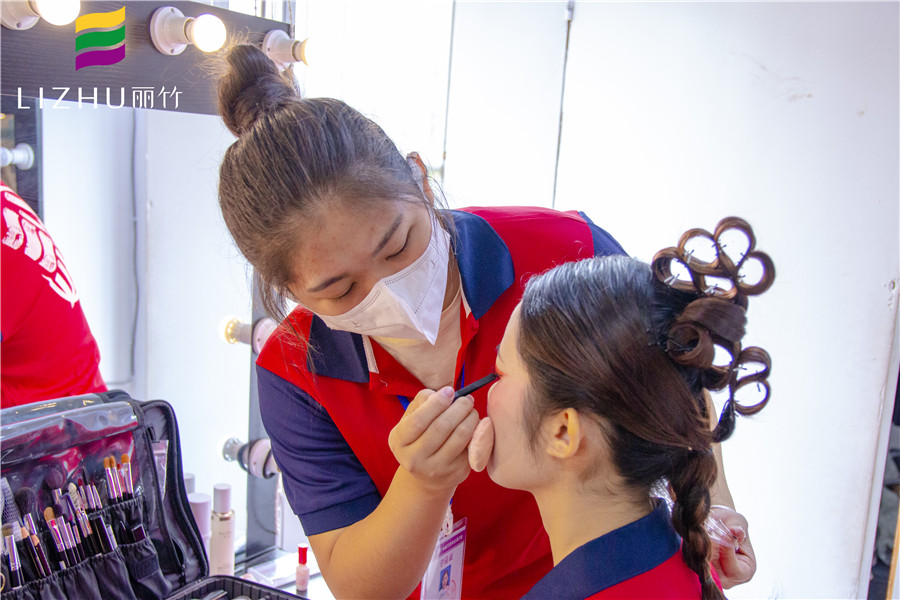 麗竹化妝全能班，實(shí)力展示廣西學(xué)彩妝哪里好