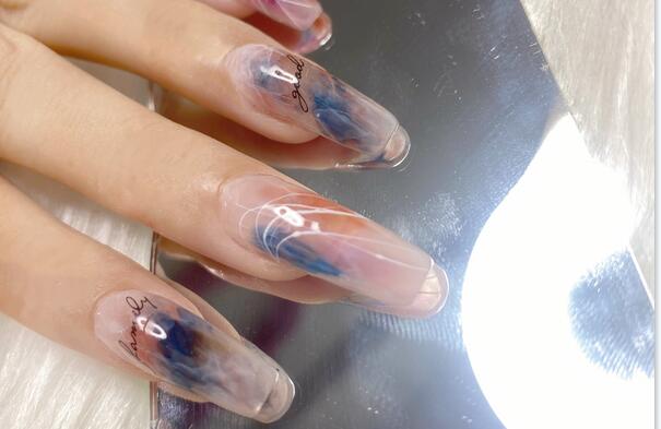 日式暈染美甲作品，實(shí)力證明廣西受歡迎的美甲學(xué)校是哪家