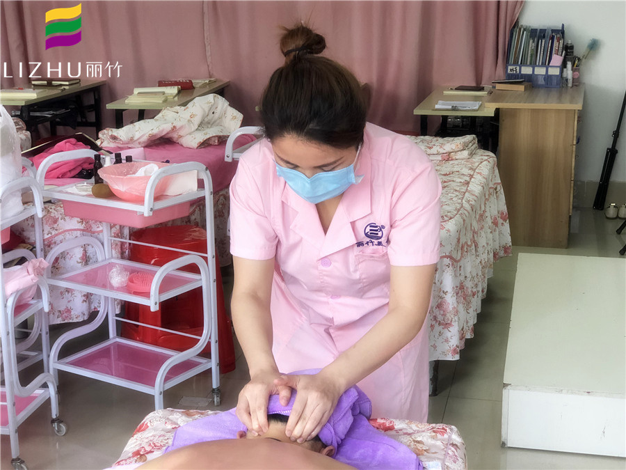 美容學(xué)子感言：這就是為人師表該有的樣子！