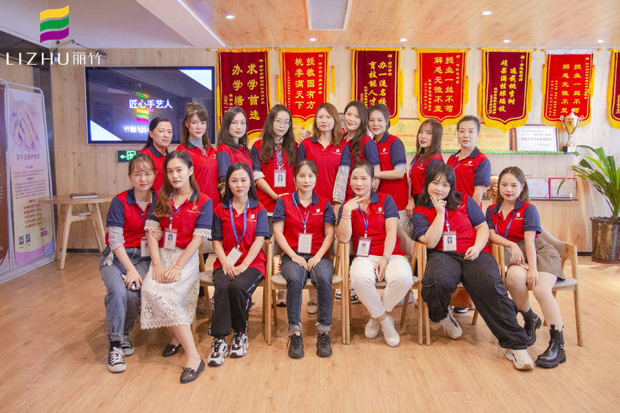 滿滿的畢業(yè)祝福，送給廣西專業(yè)化妝培訓(xùn)學(xué)校