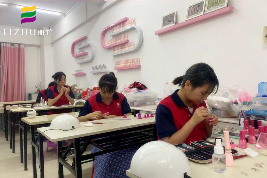 南寧專業(yè)美甲學(xué)校，教你專業(yè)美甲技術(shù)