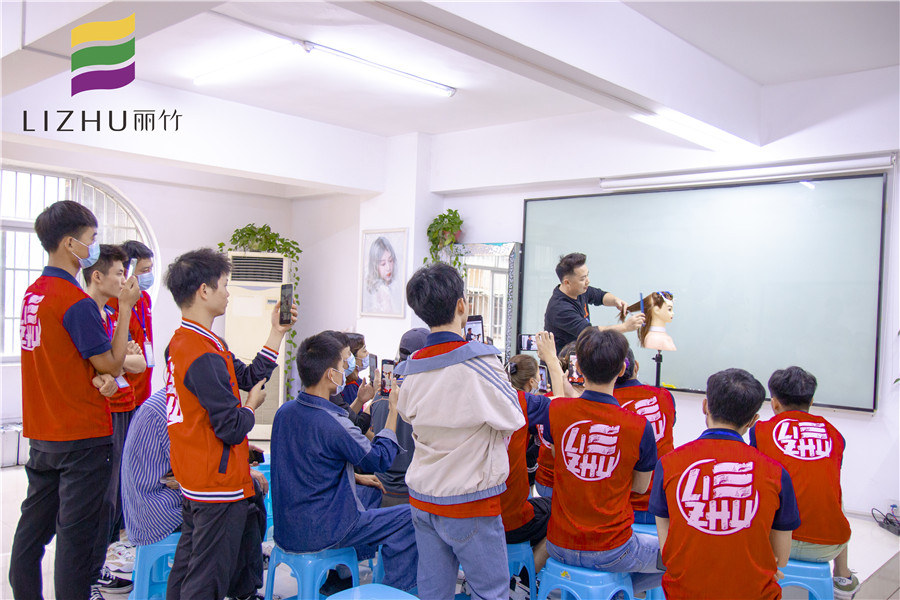 鎖骨發(fā)修剪技巧，南寧教理發(fā)的學(xué)校分享