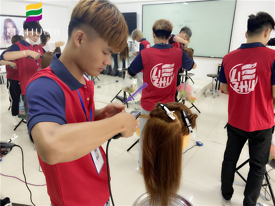 學(xué)直板夾使用技巧，就來(lái)廣西教美發(fā)的學(xué)校