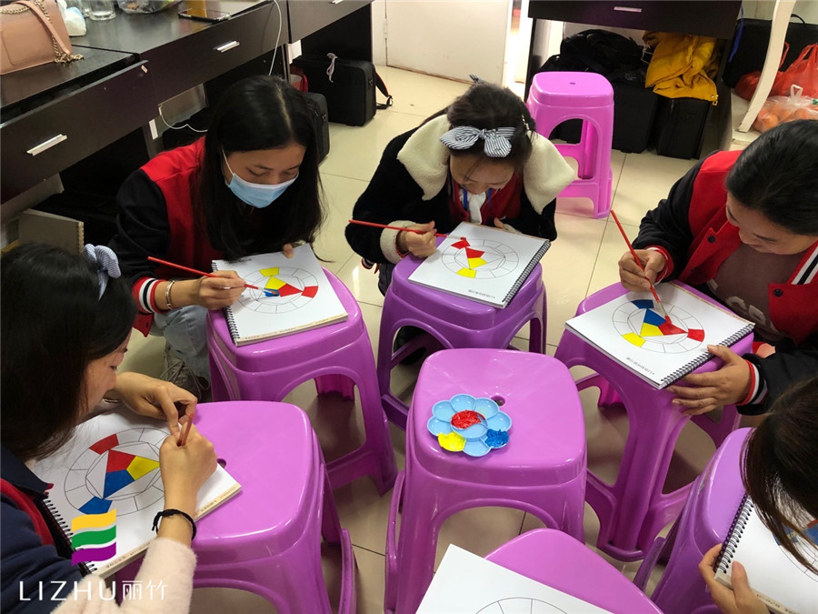 化妝色彩怎么學(xué)？南寧有實(shí)力的化妝學(xué)校這樣教