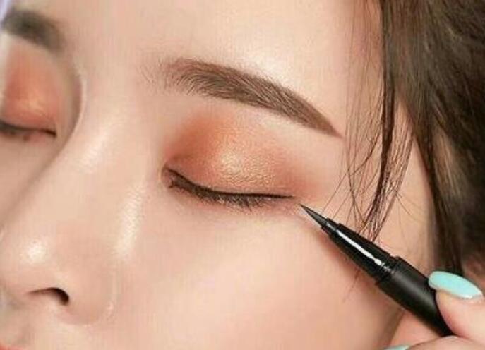 如何防止畫眼線時手抖？南寧化妝課程學(xué)習(xí)內(nèi)容