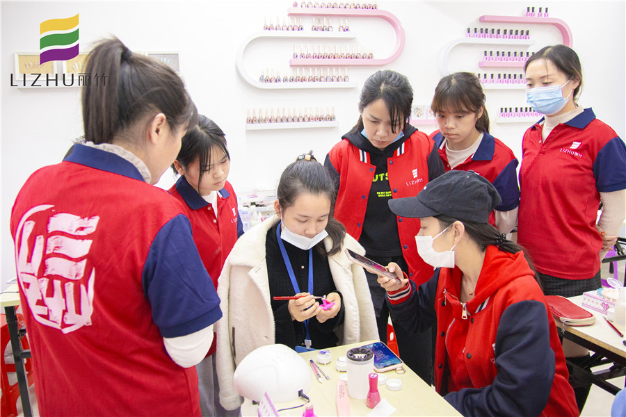 雕花美甲步驟，一起去南寧排名前十美甲學校看看