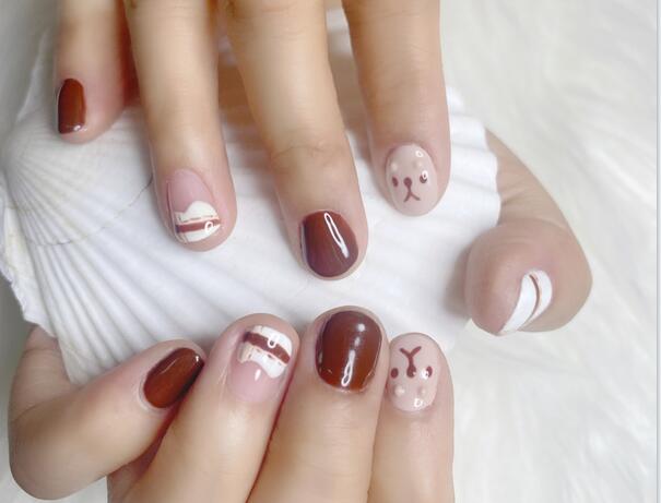 可愛卡通短圓甲作品，南寧美甲培訓(xùn)機(jī)構(gòu)分享