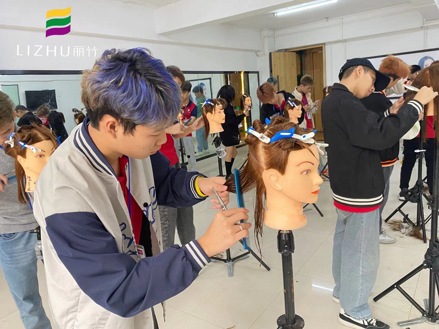 廣西學(xué)剪發(fā)：認識三角形堆積修剪