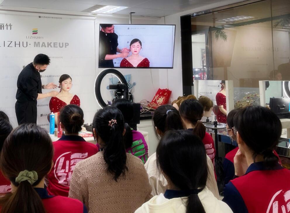 麗竹彩妝學(xué)校上演“換臉術(shù)”，展現(xiàn)南寧學(xué)彩妝哪家技術(shù)強(qiáng)