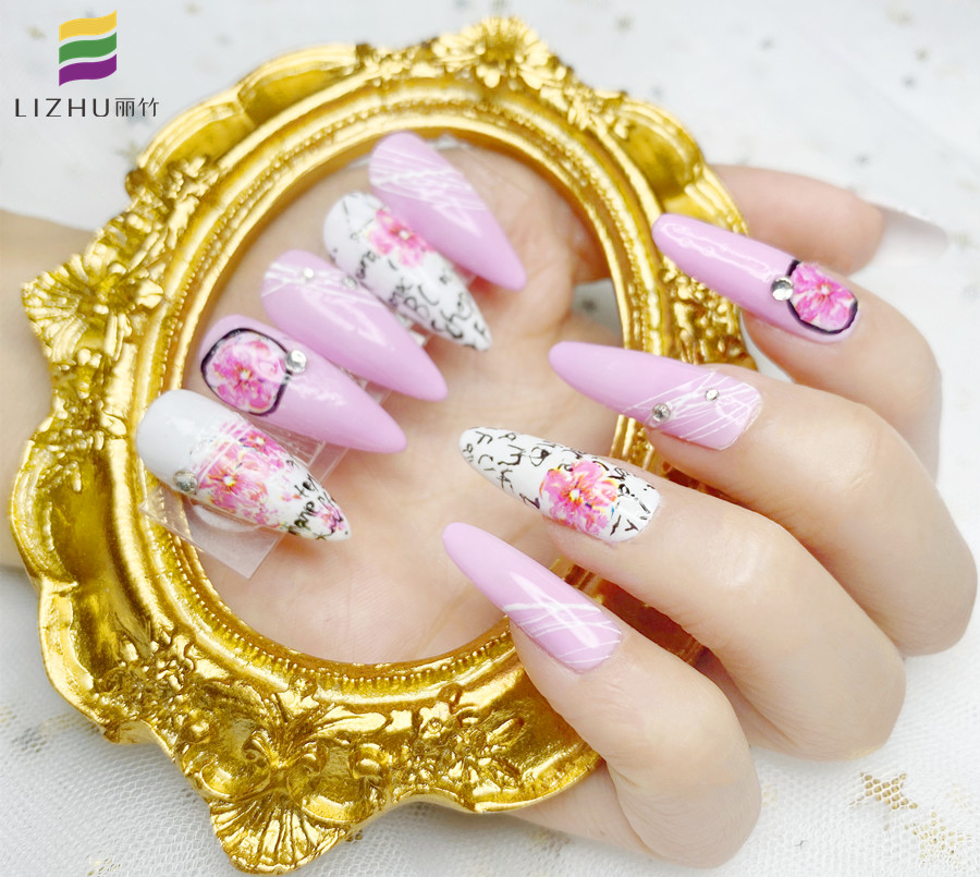 粉色少女風(fēng)彩繪美甲，實(shí)力證明南寧美甲學(xué)校哪家?guī)熧Y強(qiáng)