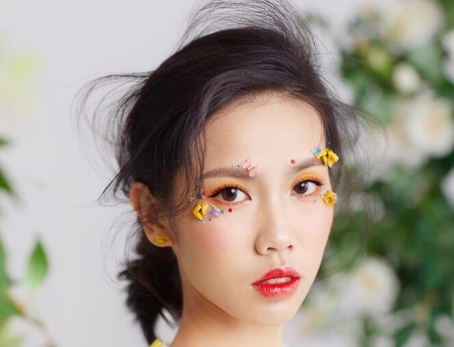 方型臉如何畫新娘妝？廣西南寧化妝學(xué)校教你