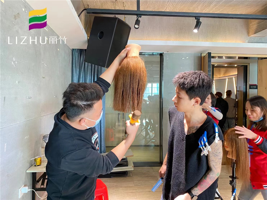 南寧美發(fā)學(xué)?？己耍悍叫螌哟?，圓形層次，三角堆積修剪