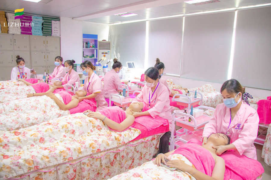 參觀麗竹美容學(xué)校課堂，感受廣西美容學(xué)校哪家教得好