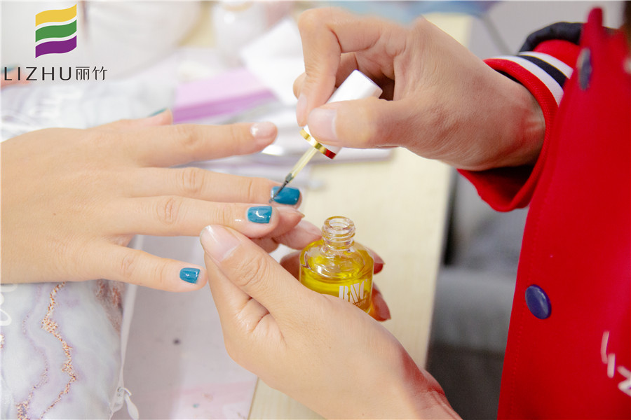 美甲涂單色的要點(diǎn)，南寧美甲師培訓(xùn)班教你