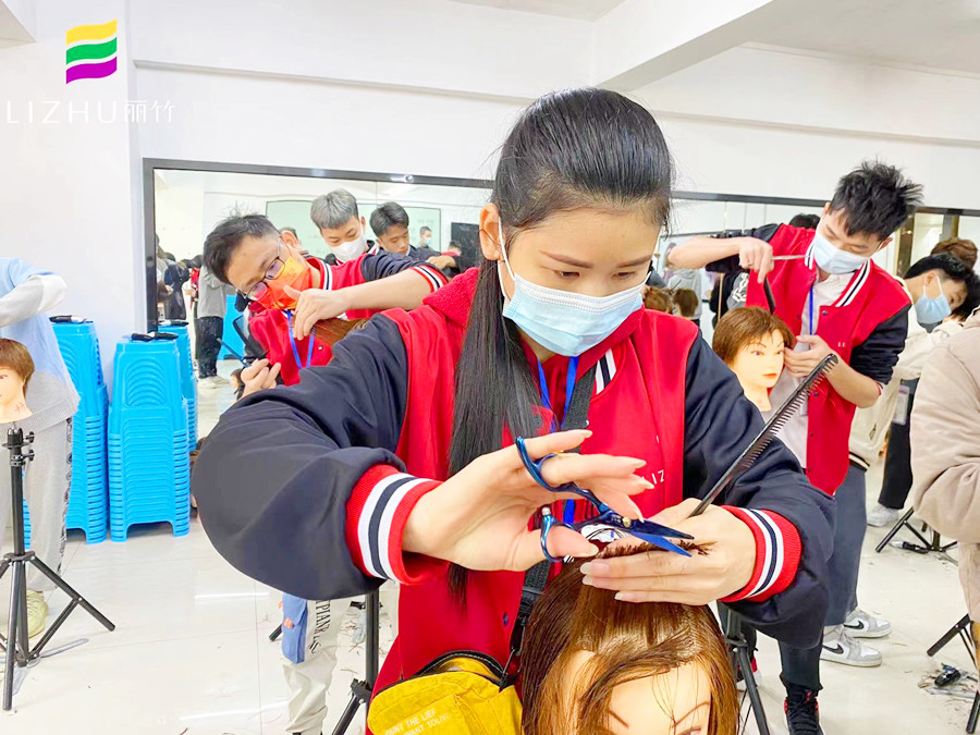 剪刀手法頭模練習(xí)，在廣西專業(yè)美發(fā)學(xué)校進行