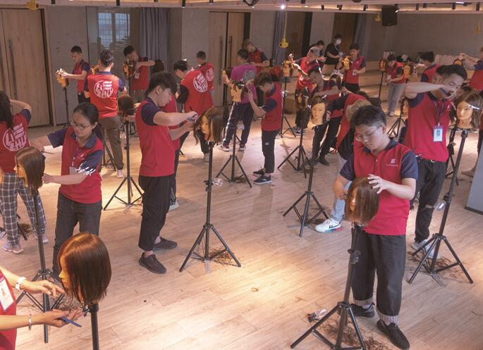 美發(fā)實(shí)操剪發(fā)常用手法，南寧美發(fā)基礎(chǔ)班學(xué)員正在練習(xí)