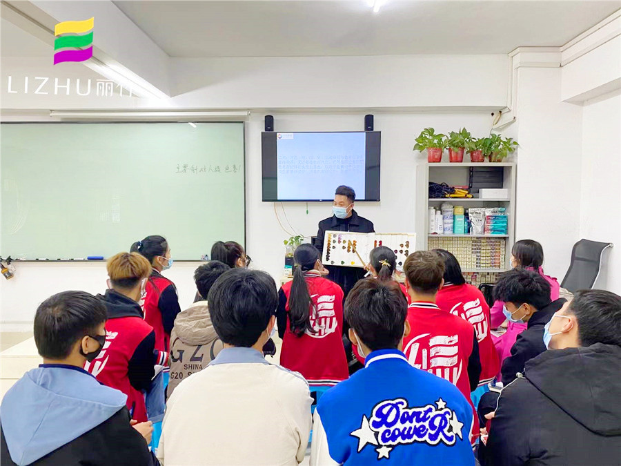 南寧哪里可以學(xué)染發(fā)？來麗竹學(xué)校魔幻色彩班