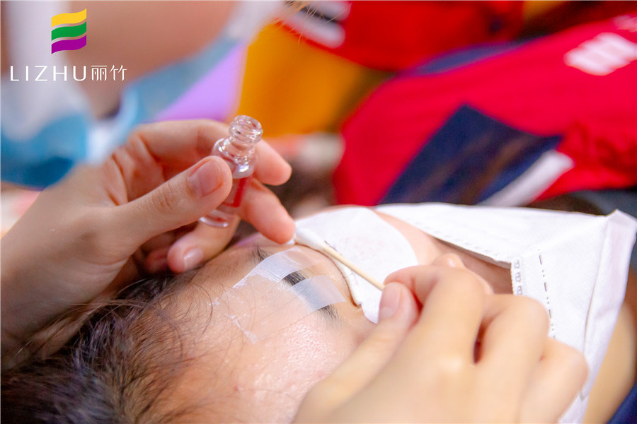 燙睫毛的方法是什么？南寧美睫培訓(xùn)班實操會給你看