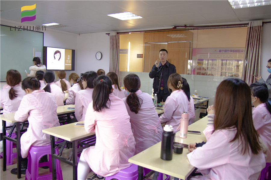 南寧哪家美容學校好就業(yè)？麗竹就邀請你參加美容就業(yè)宣講會