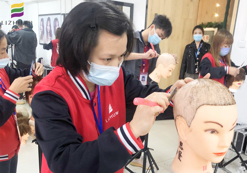 美發(fā)剃刀如何操作？廣西南寧美發(fā)培訓學校教你