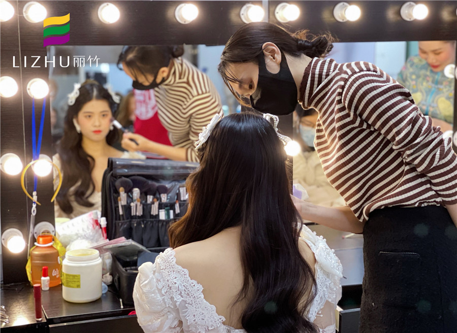 披發(fā)新娘妝容造型，南寧彩妝師培訓班學員作品