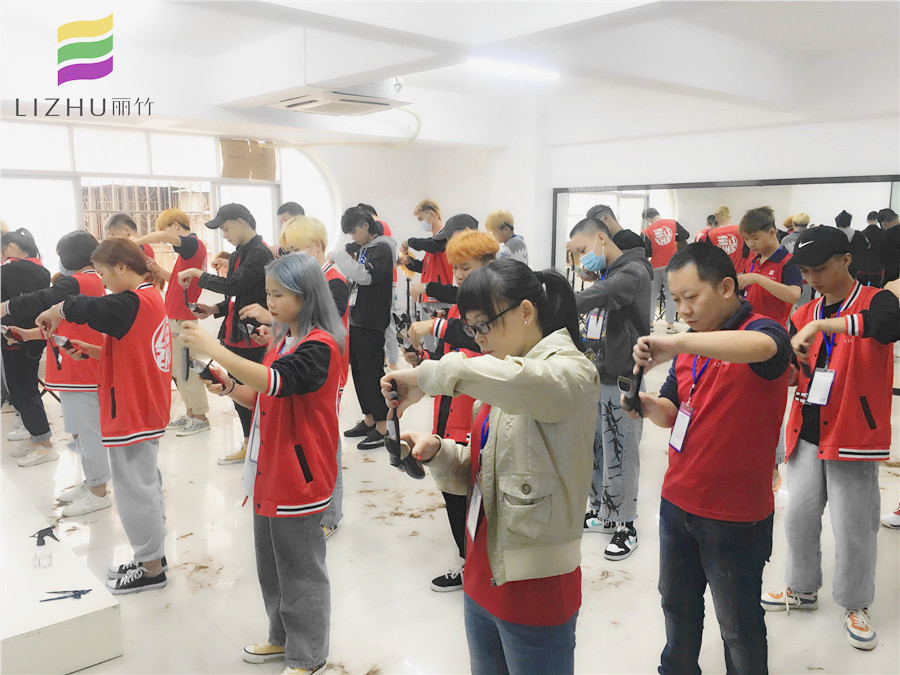 美發(fā)推剪練習(xí)課堂，南寧美發(fā)學(xué)校分享