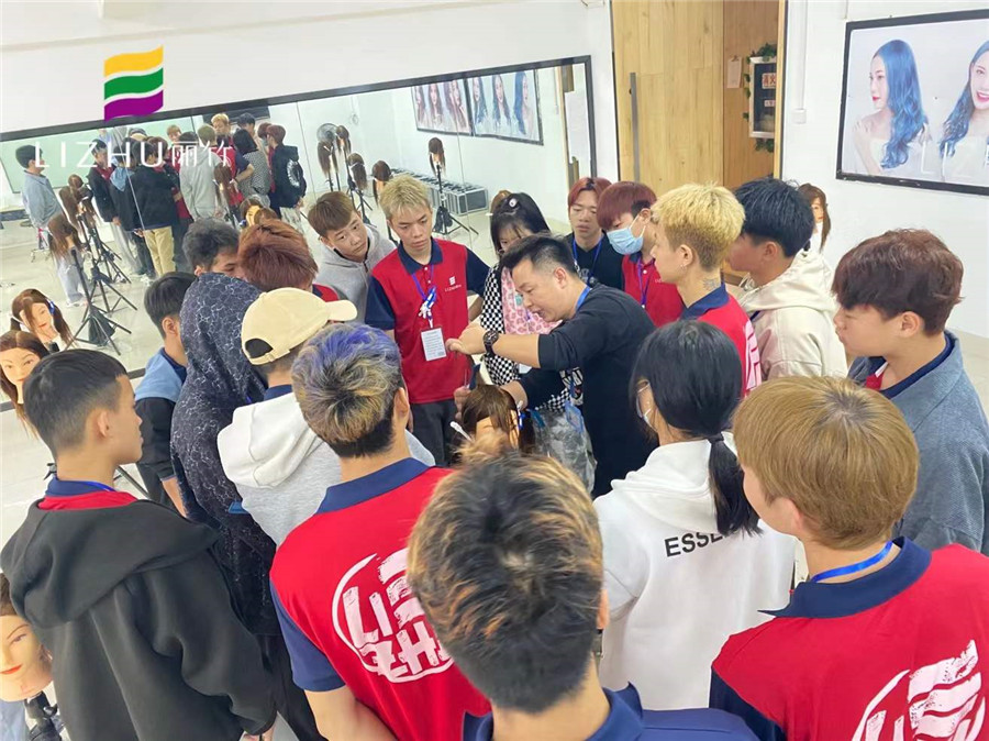 美發(fā)圓形層次修學(xué)習(xí)，廣西正規(guī)美發(fā)培訓(xùn)機(jī)構(gòu)學(xué)習(xí)