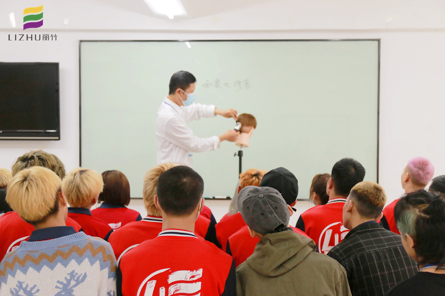 推剪的練習(xí)方法，廣西教美發(fā)基礎(chǔ)的學(xué)校分享