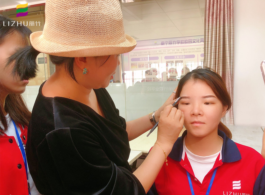 眉毛發(fā)癢怎么辦？廣西紋繡培訓(xùn)哪里資質(zhì)高