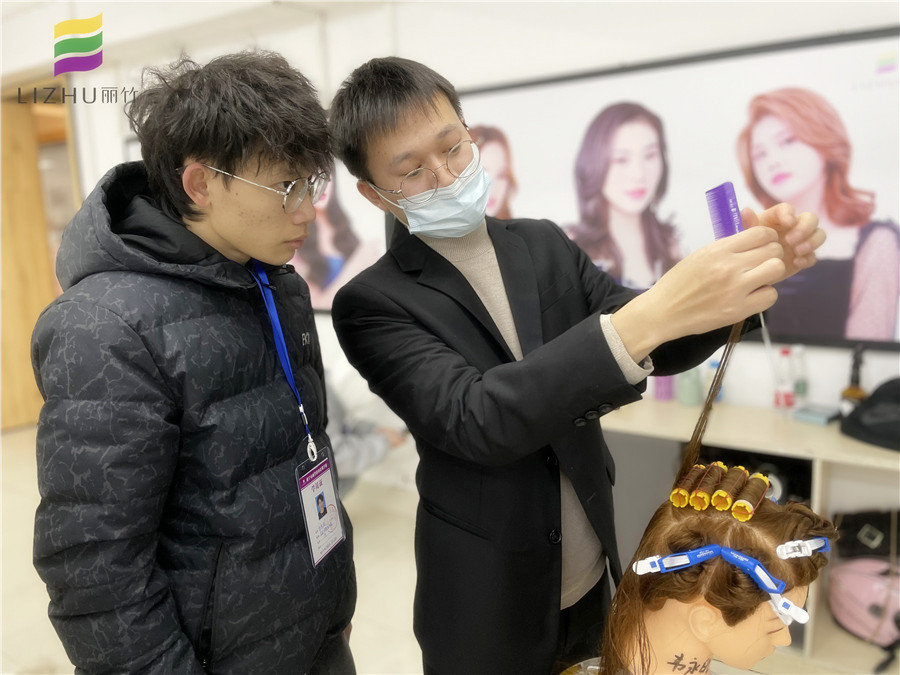 美發(fā)初學者如何練習上杠？廣西專業(yè)教燙染的學校教你