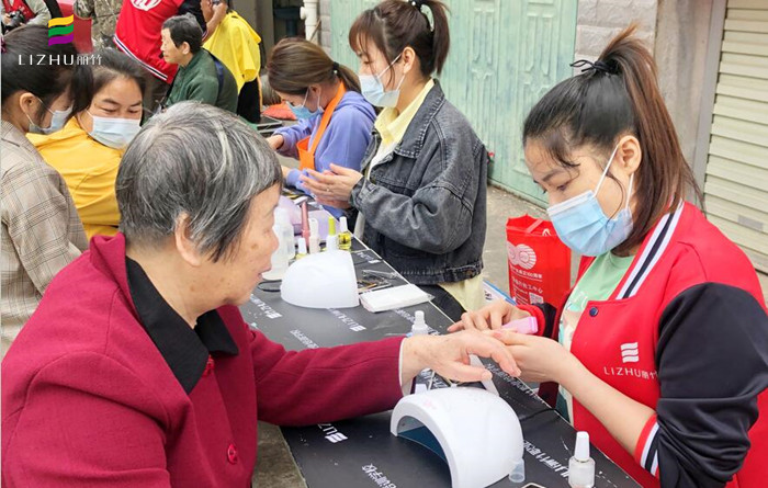 廣西美甲學校公益美甲進社區(qū)，居民連聲道謝與稱贊