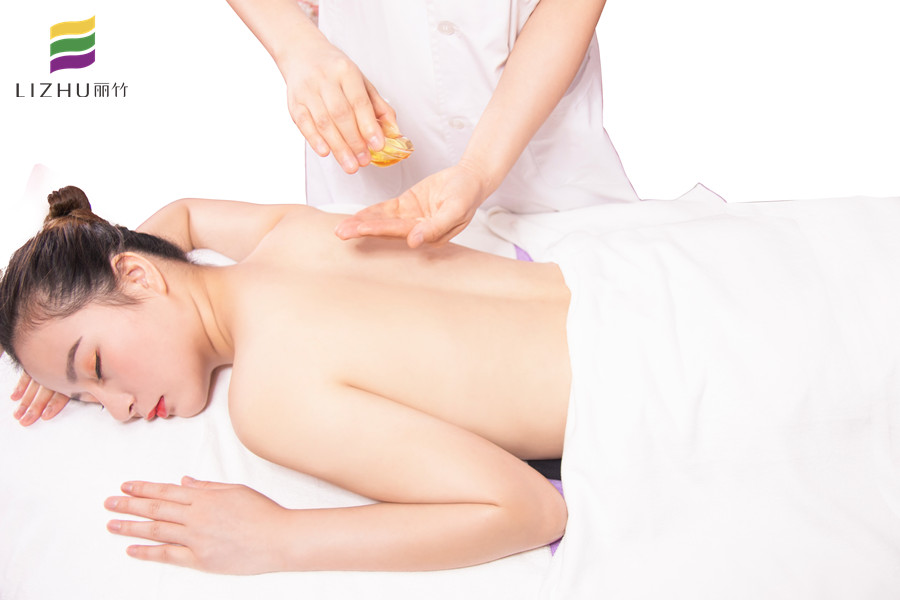 精油開背的好處，到廣西專業(yè)美容學(xué)校去學(xué)習(xí)