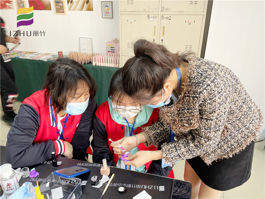 南寧美甲培訓(xùn)學(xué)校哪家好？歡迎到麗竹美甲精 英班試聽(tīng)