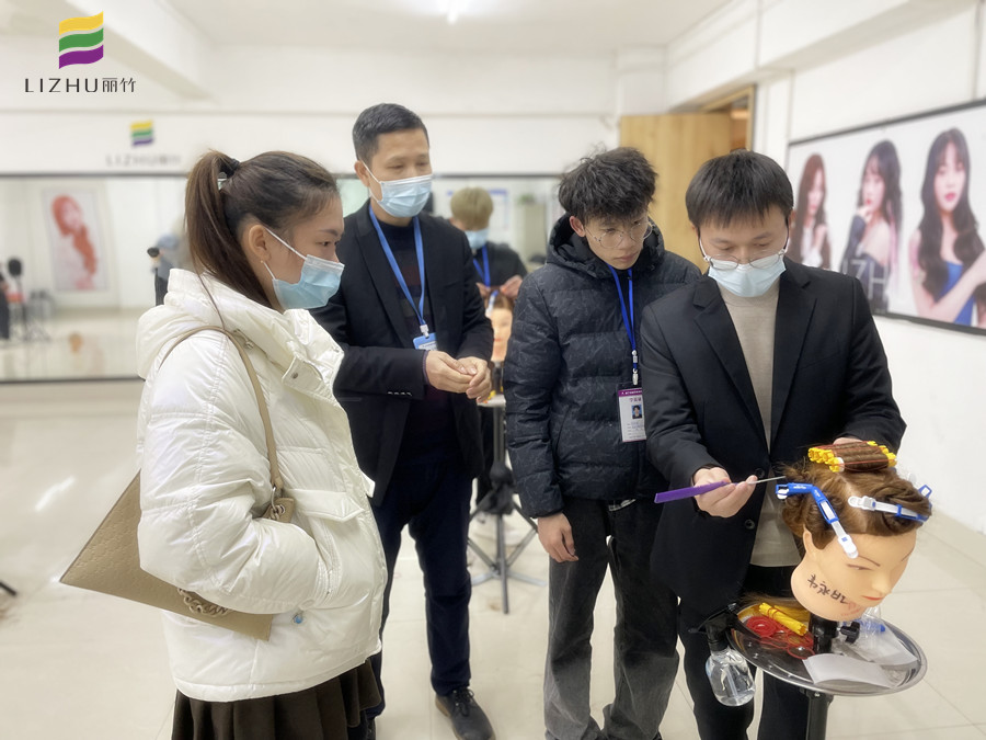  南寧教燙發(fā)：燙發(fā)時如何判斷發(fā)質(zhì)狀況？