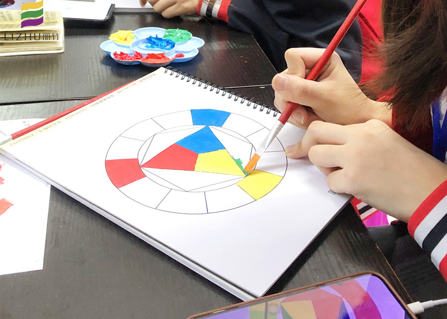 十二色環(huán)有哪些顏色？廣西化妝職業(yè)培訓(xùn)學(xué)校