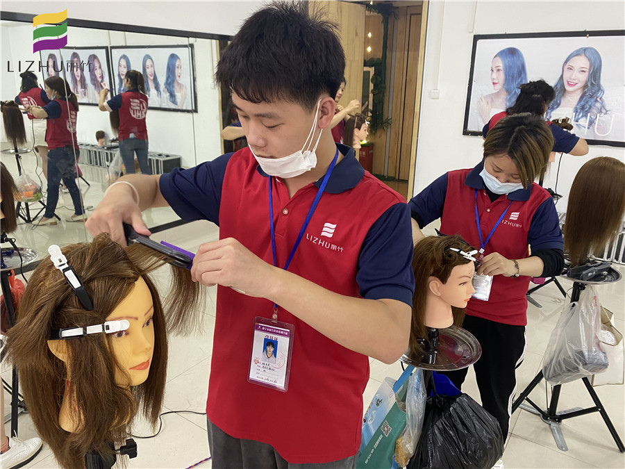 直板夾怎么用？廣西美發(fā)課堂學(xué)員為你講解