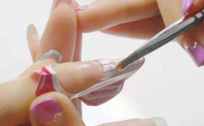 美甲延長(zhǎng)膠怎么卸？南寧美甲理論知識(shí)必學(xué)課程