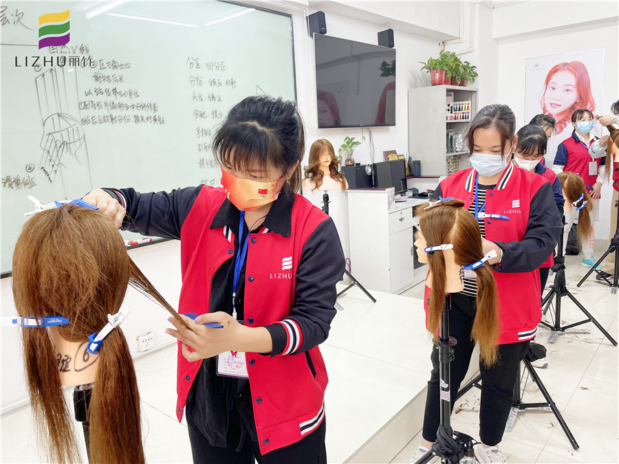 “自然V線”修剪，廣西美發(fā)學(xué)校十大名校課程