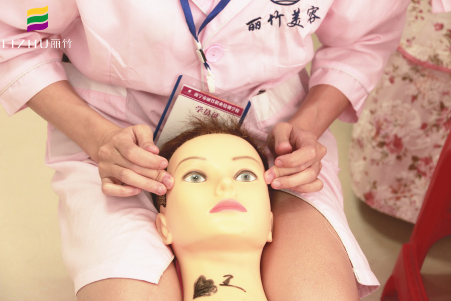 為什么學(xué)美容要練習(xí)假頭模？廣西認(rèn)可的美容學(xué)校告訴你